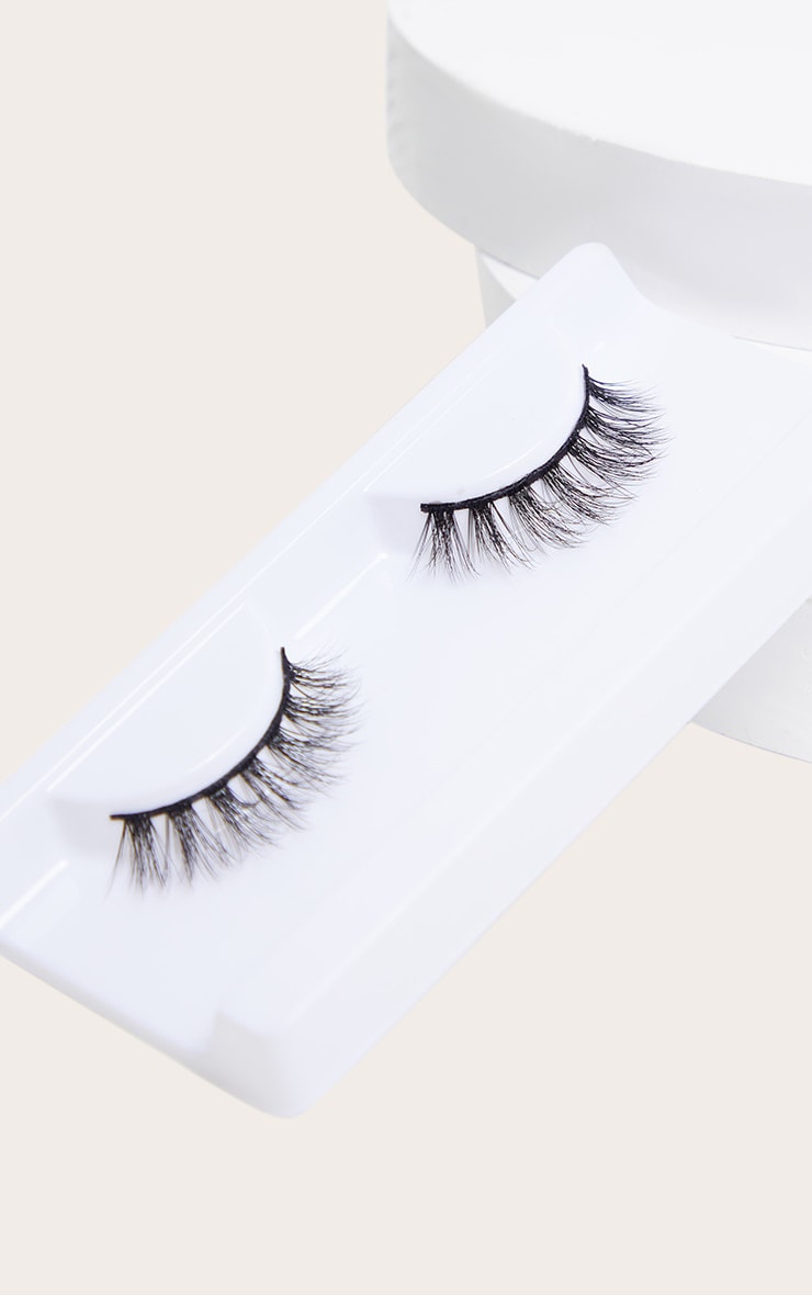 https://cdn-img.prettylittlething.com/5/3/3/2/533241ffbcc15553a07343fdb0d1f3a9101e159e_CMG5387_2_peaches_and_cream_no_28_false_eyelashes.jpg